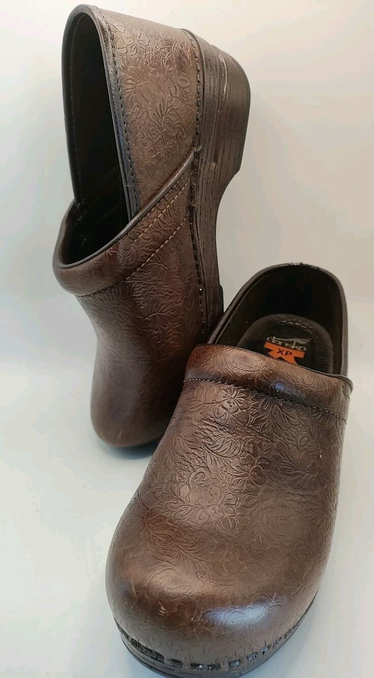 Dansko XP 2.0 Brown Leather Floral Tooled Nursing Clogs Shoes Womens 38 7.5/8